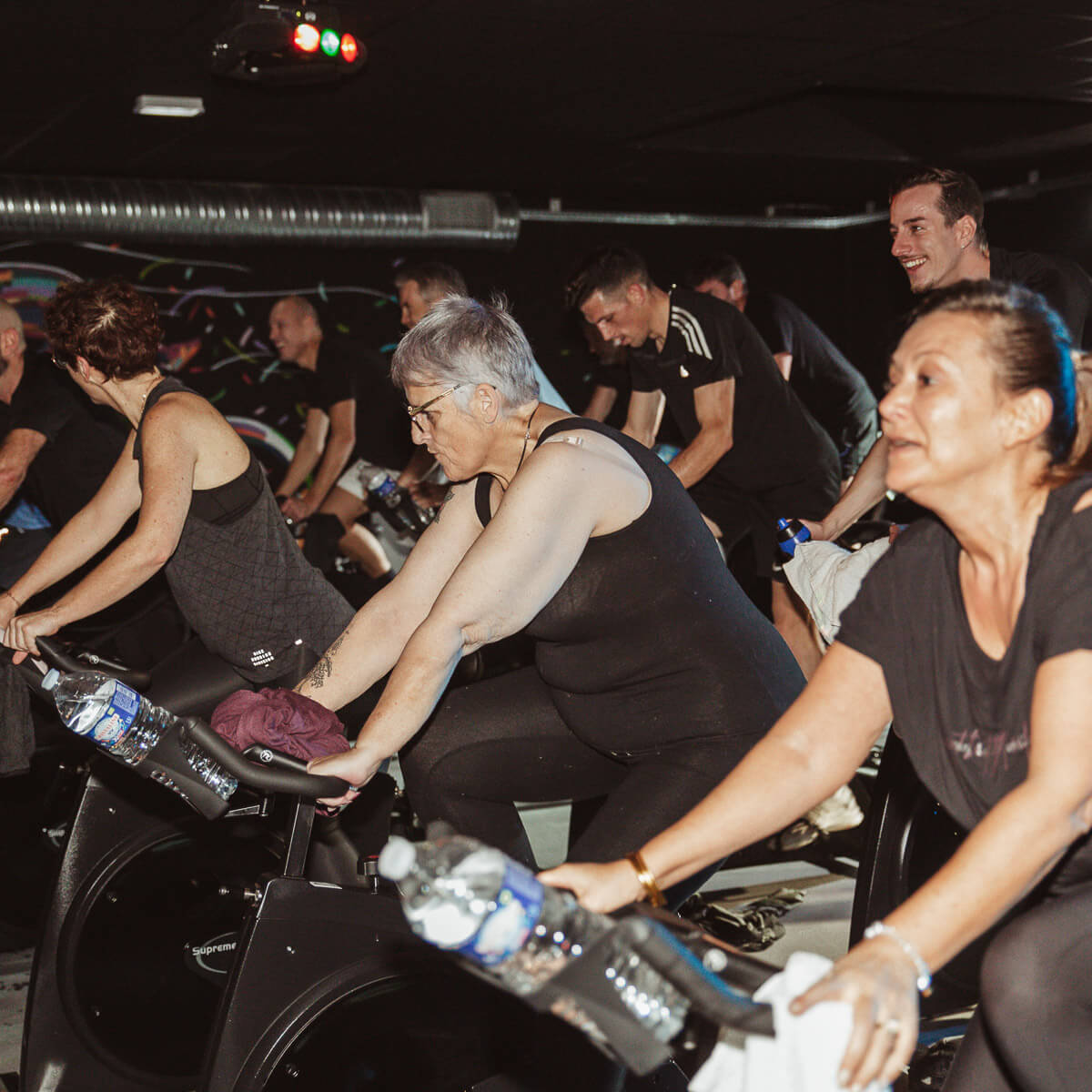 Séance de cycling à la salle de sport Artligne à Carquefou