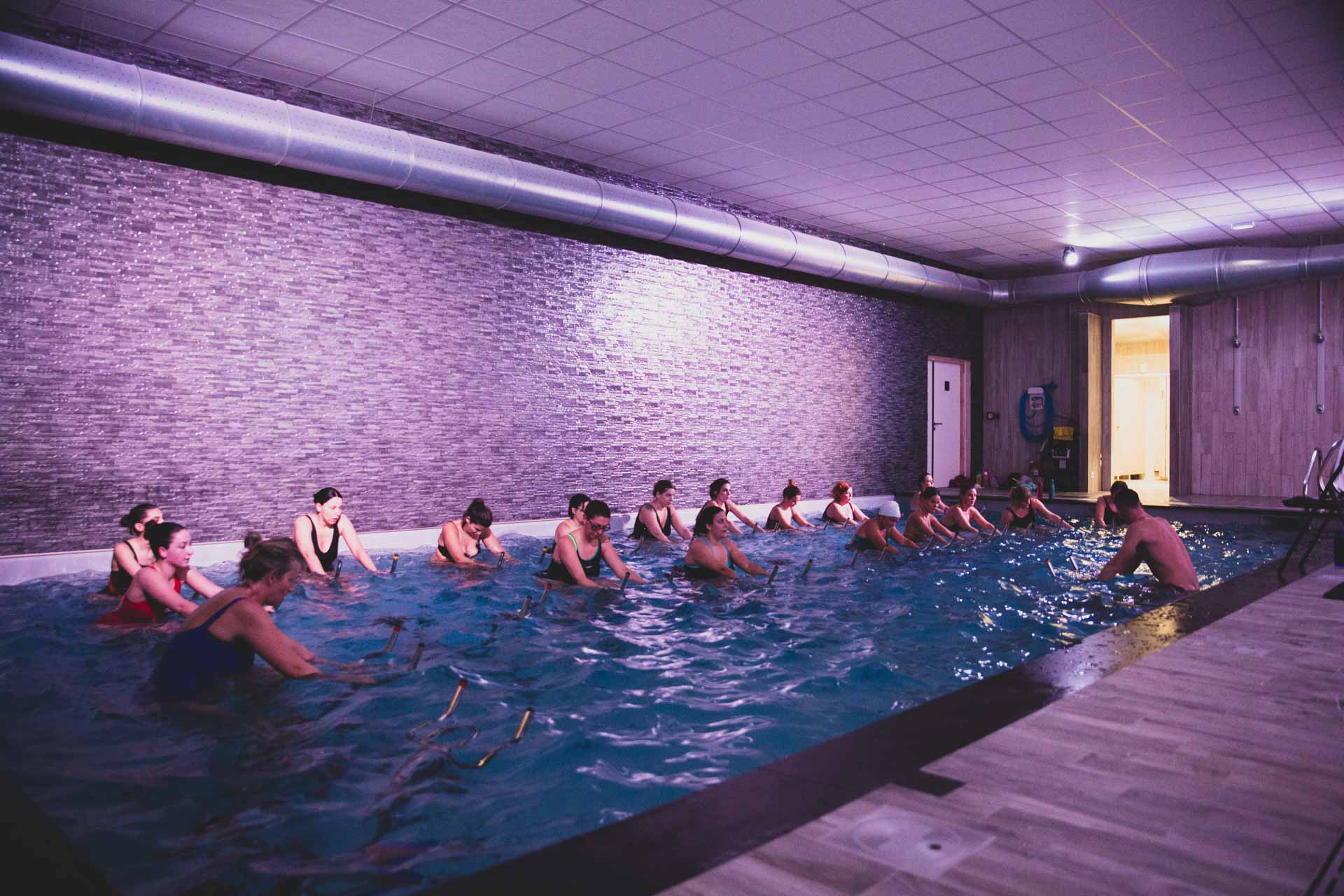 Les cours d'aquahiit à la piscine d'Artligne à Carquefou